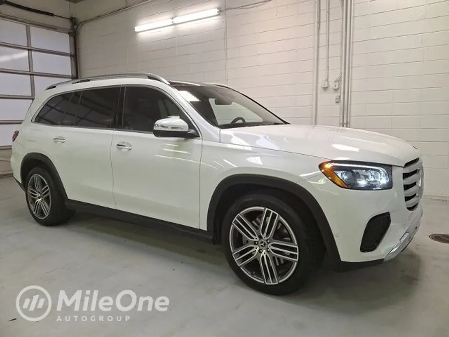 2025 Mercedes Benz GLS 450 4MATIC photo 1