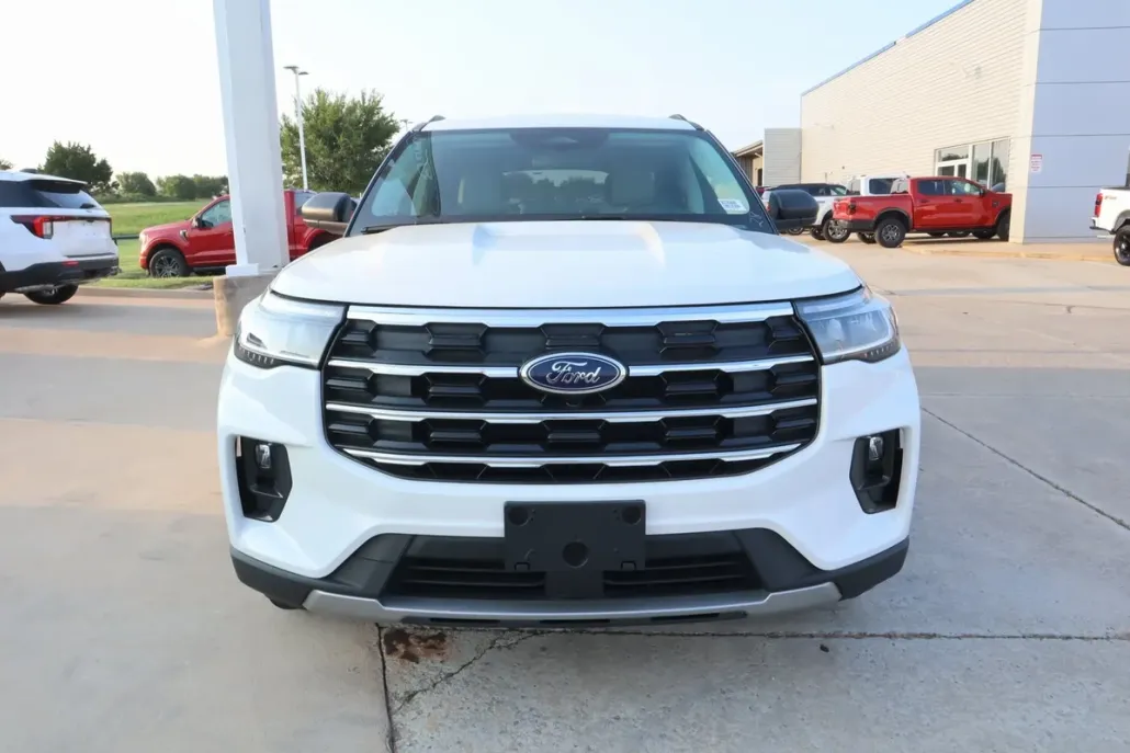 2025 Ford Explorer photo 1