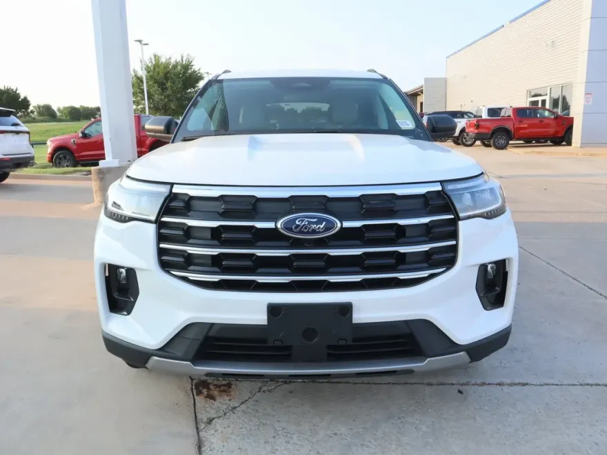 2025 Ford Explorer photo 1