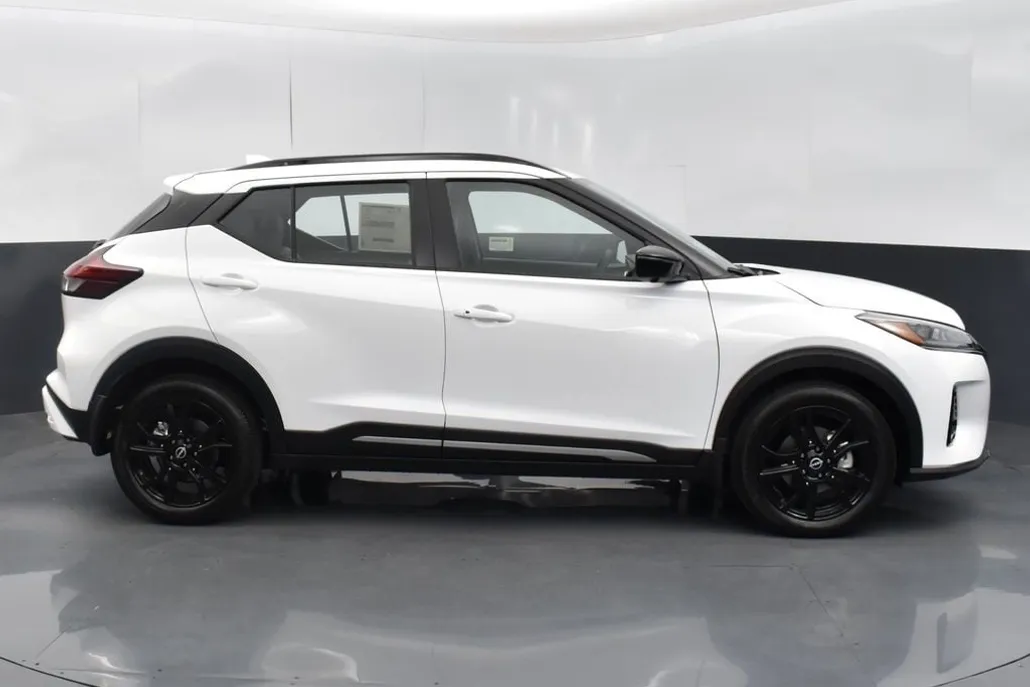 2023 Nissan Kicks SR photo 1