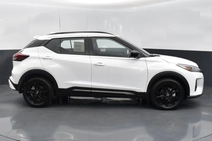 2023 Nissan Kicks SR photo 1