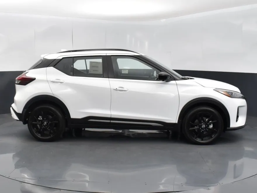 2023 Nissan Kicks SR photo 1