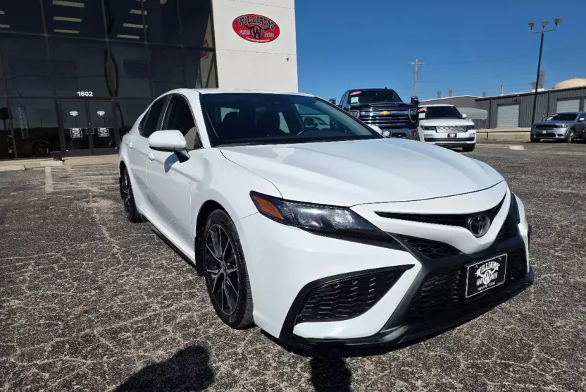 2021 Toyota Camry SE photo 1
