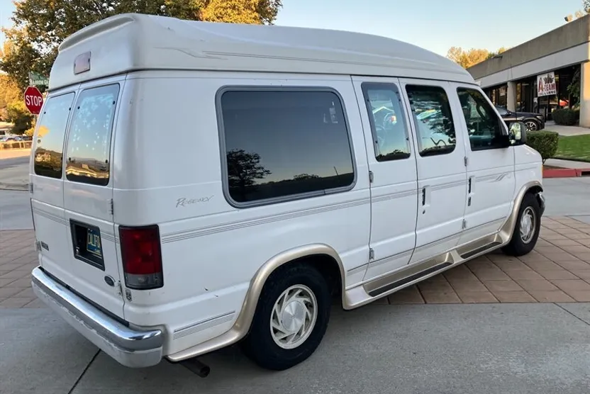 2003 Ford E-150 photo 1