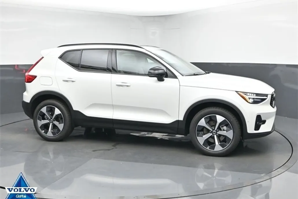 2026 Volvo XC40 Plus photo 1
