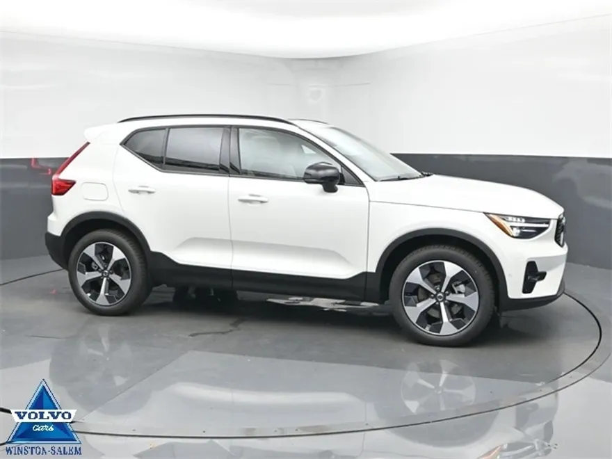 2026 Volvo XC40 Plus photo 1