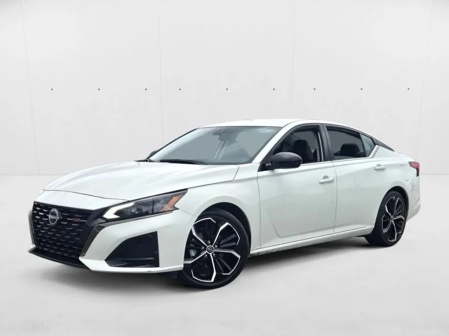 2023 Nissan Altima 2.5 SR photo 1