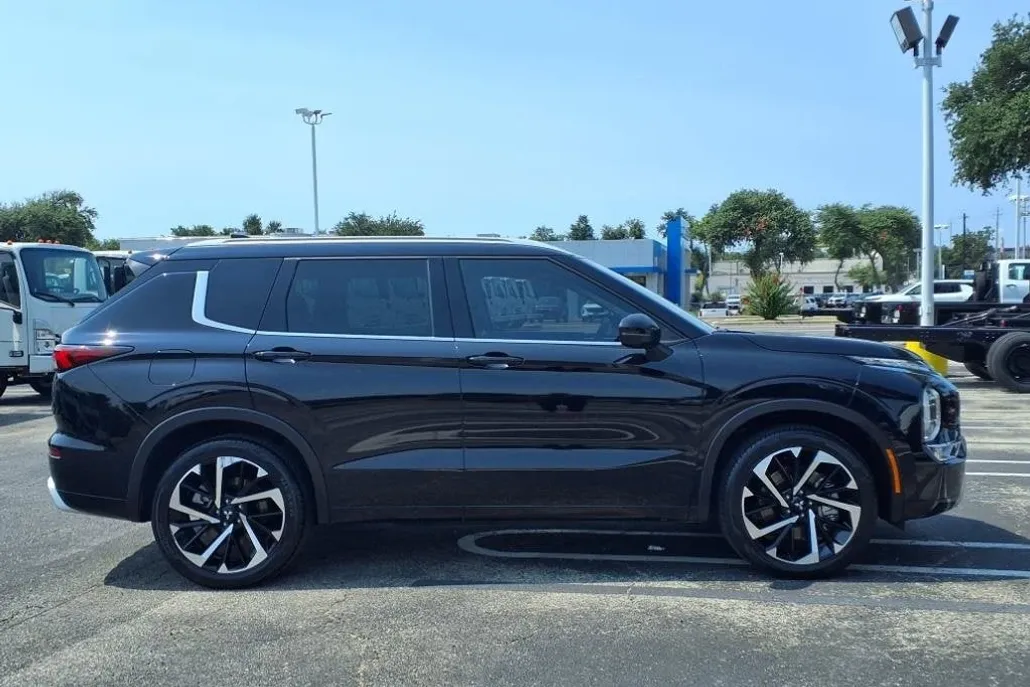 2022 Mitsubishi Outlander SEL photo 1