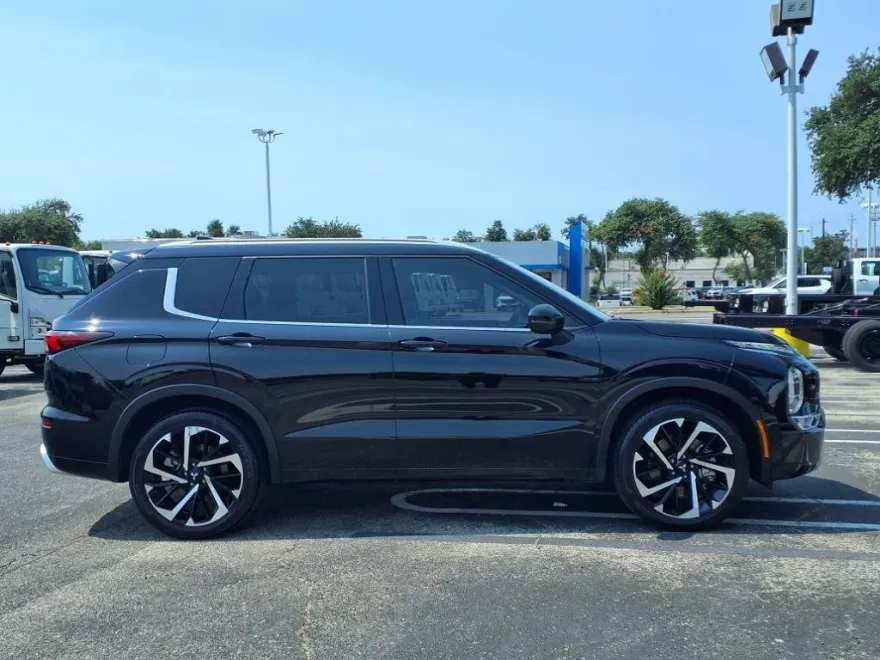 2022 Mitsubishi Outlander SEL photo 1