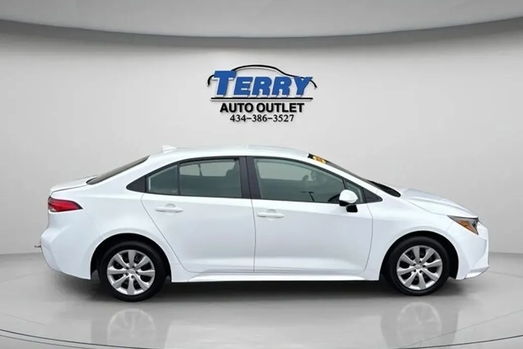 2023 Toyota Corolla LE photo 1