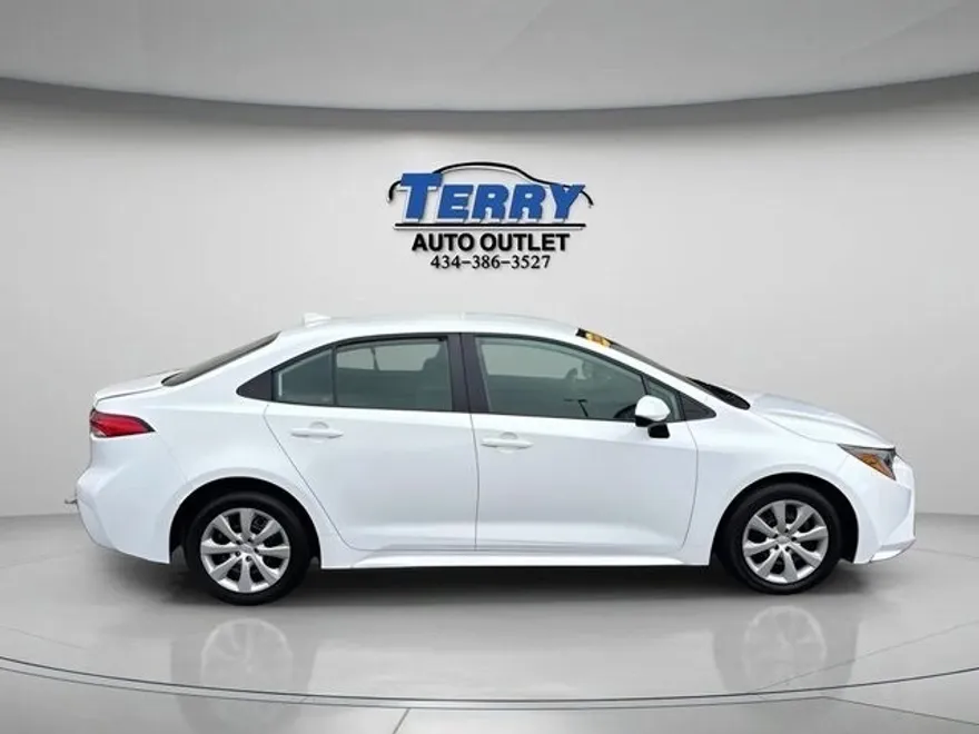 2023 Toyota Corolla LE photo 1