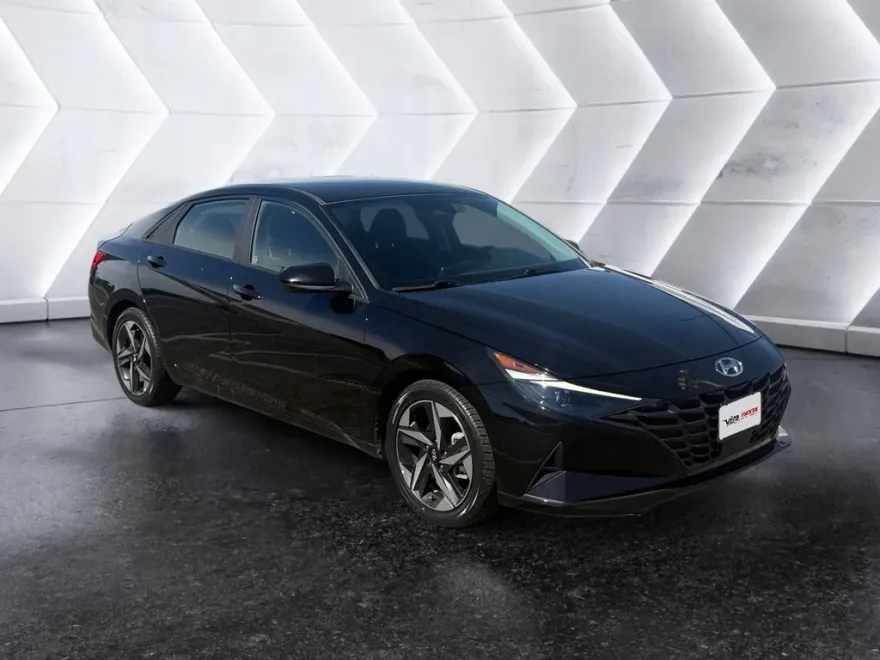 2023 Hyundai Elantra SEL photo 1