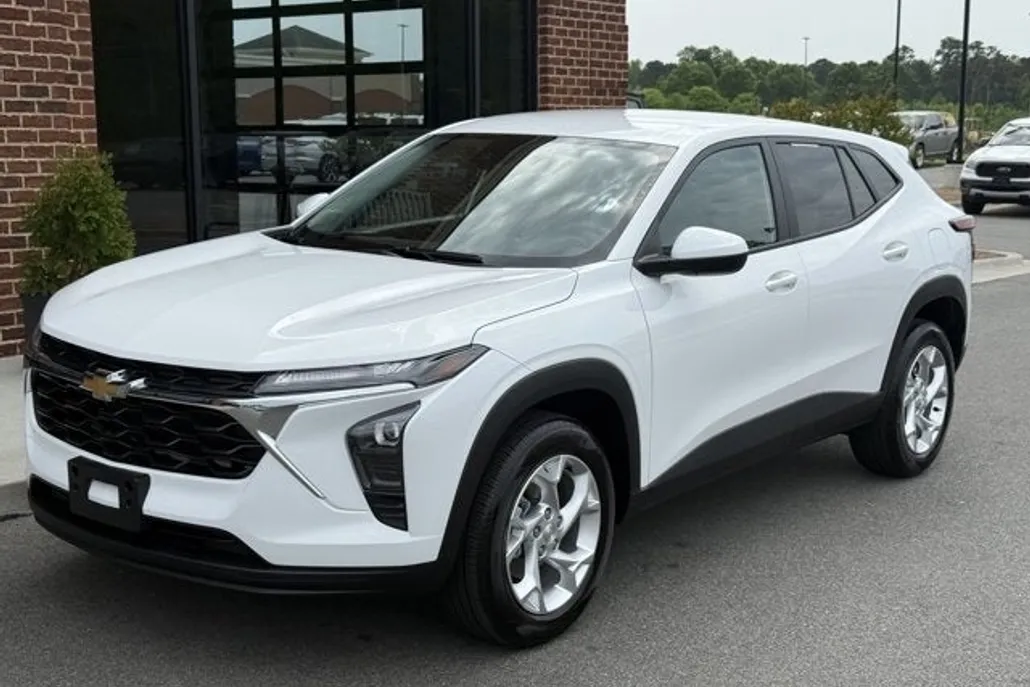 2025 Chevrolet Trax LS photo 1