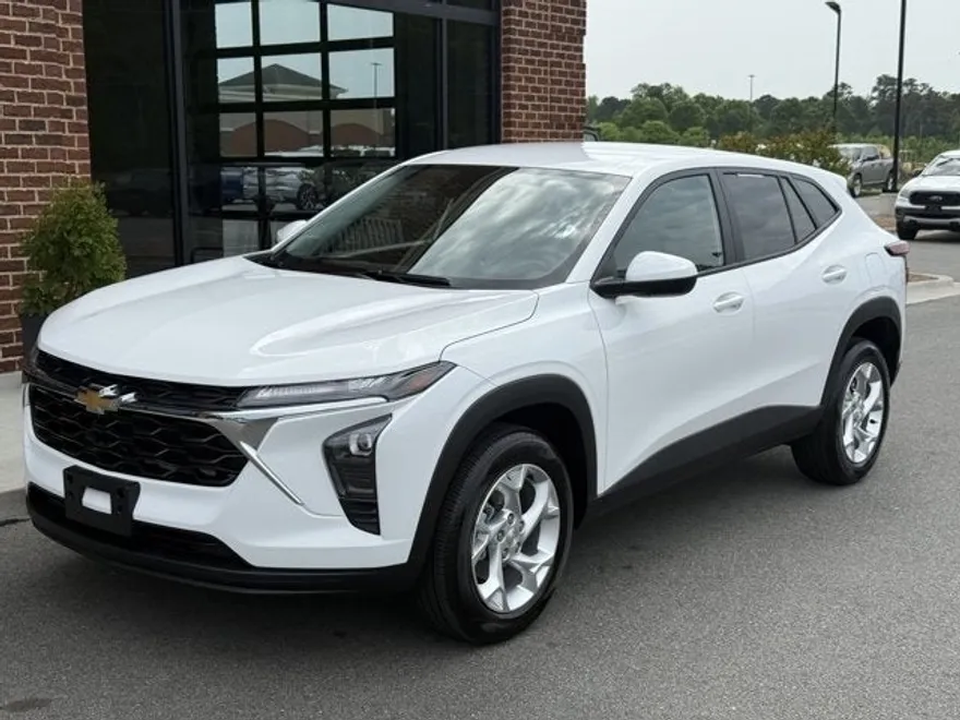 2025 Chevrolet Trax LS photo 1