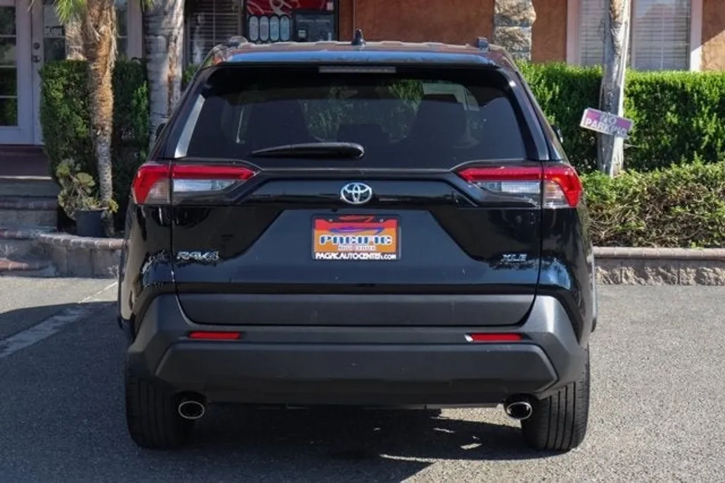 2022 Toyota RAV4 XLE photo 1