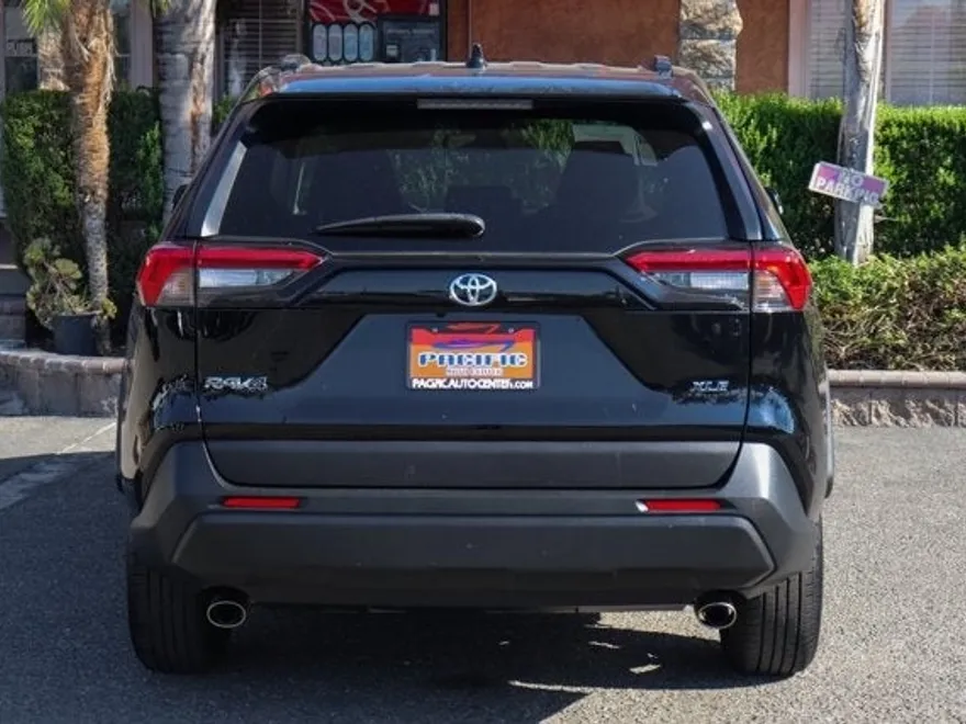 2022 Toyota RAV4 XLE photo 1