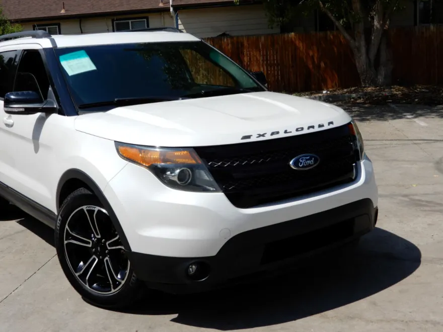 2015 Ford Explorer Sport photo 1