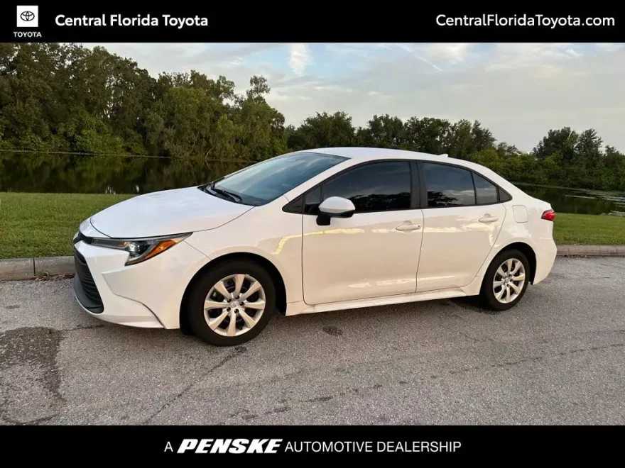 2024 Toyota Corolla LE photo 1