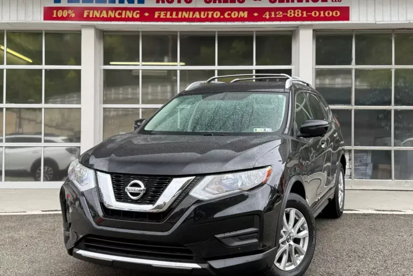 2017 Nissan Rogue SV photo 1
