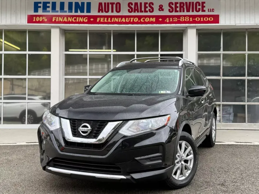 2017 Nissan Rogue SV photo 1