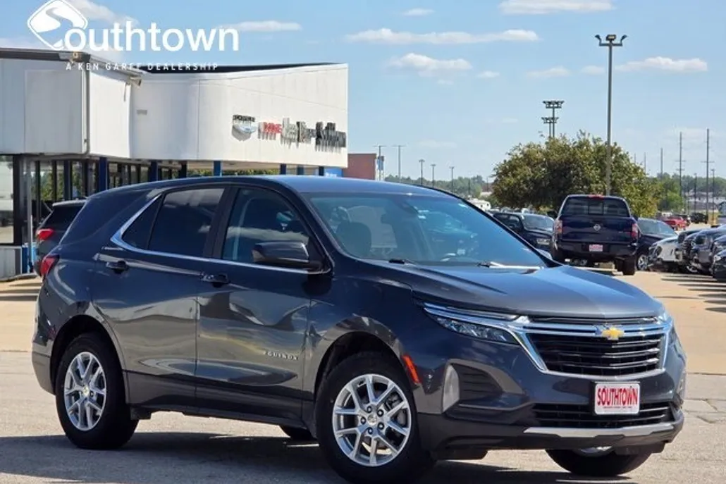 2023 Chevrolet Equinox LT photo 1