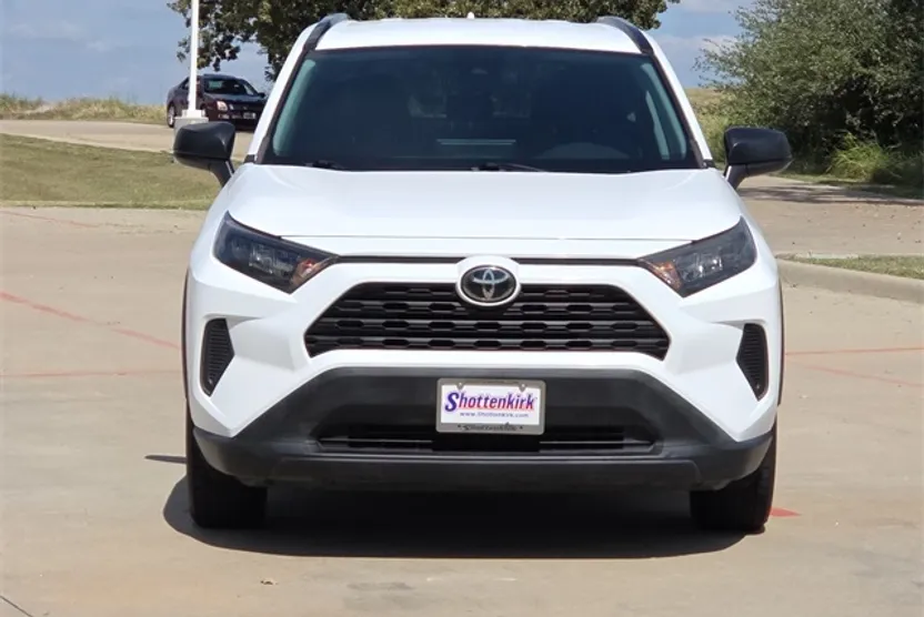 2019 Toyota RAV4 LE photo 1