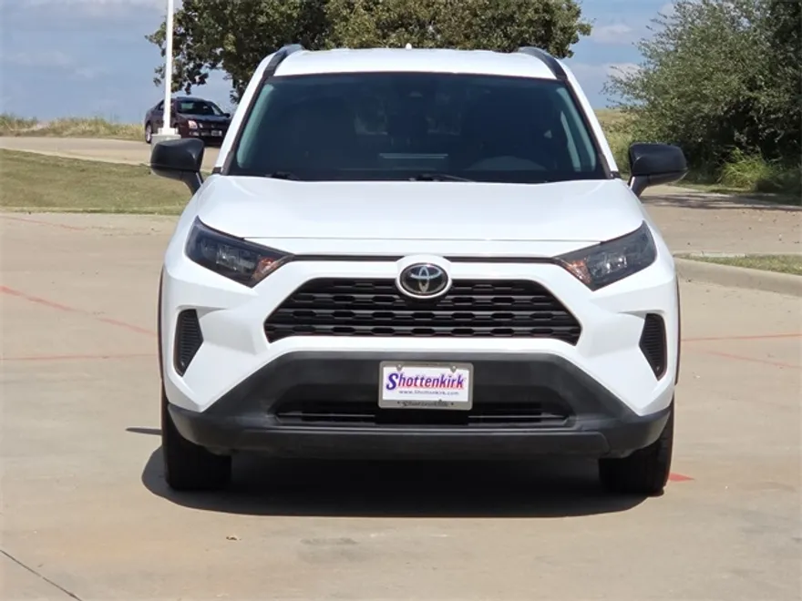 2019 Toyota RAV4 LE photo 1