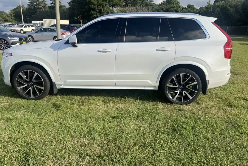 2022 Volvo XC90 T6 AWD Momentum photo 1