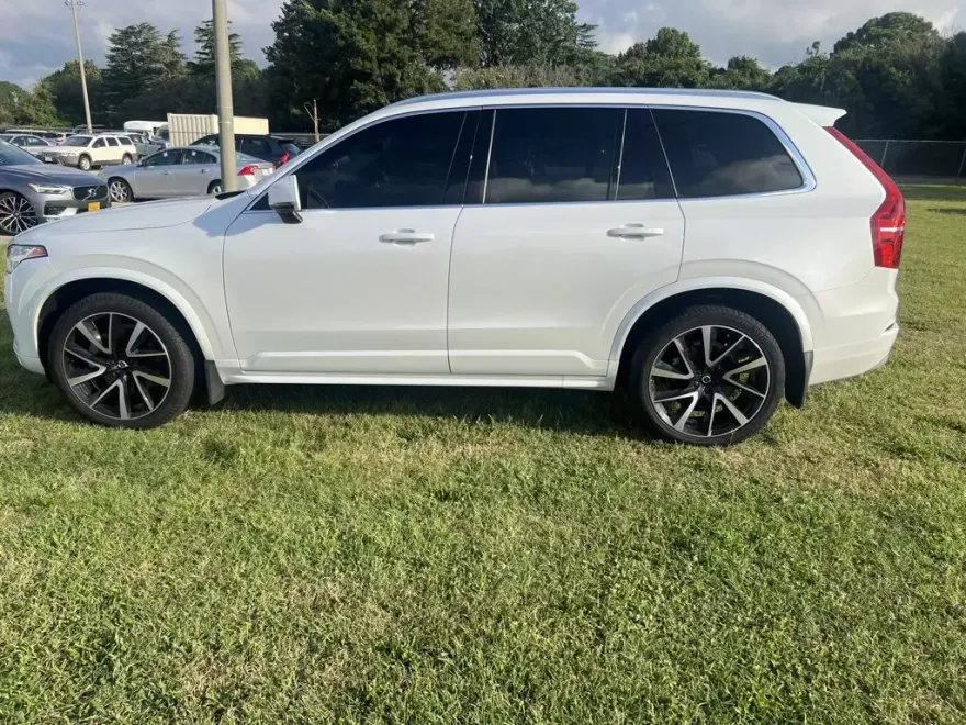 2022 Volvo XC90 T6 AWD Momentum photo 1