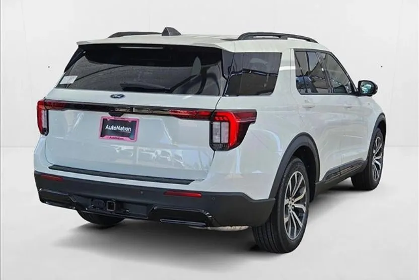 2025 Ford Explorer ST-Line photo 1