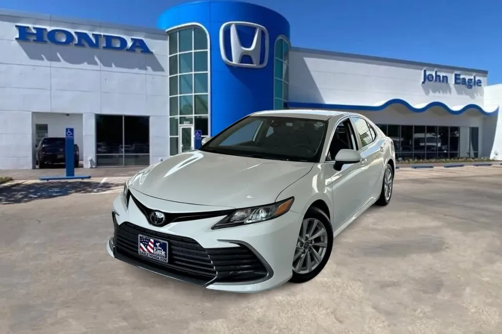 2023 Toyota Camry LE photo 1