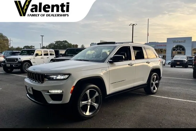 2023 Jeep Cherokee Base photo 1