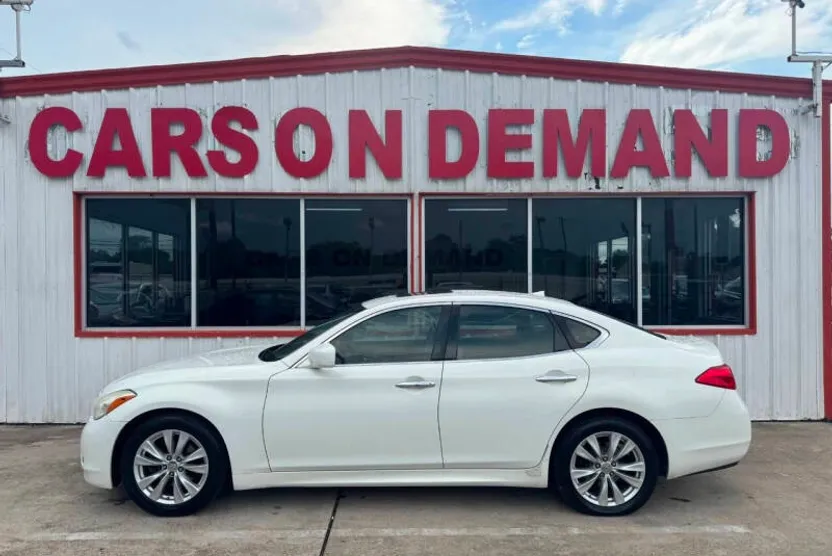 2011 Infiniti M37 photo 1