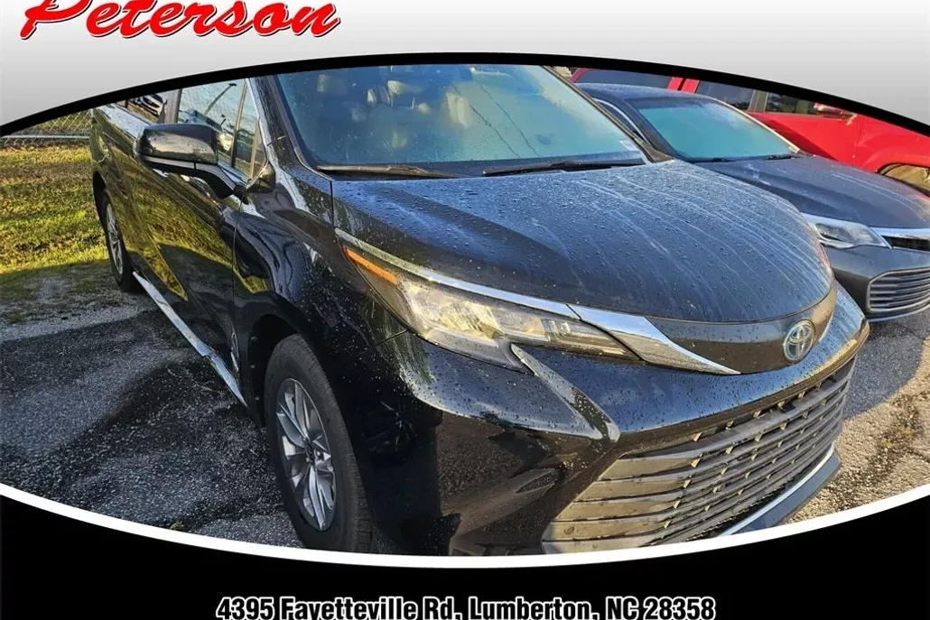 2021 Toyota Sienna XLE photo 1