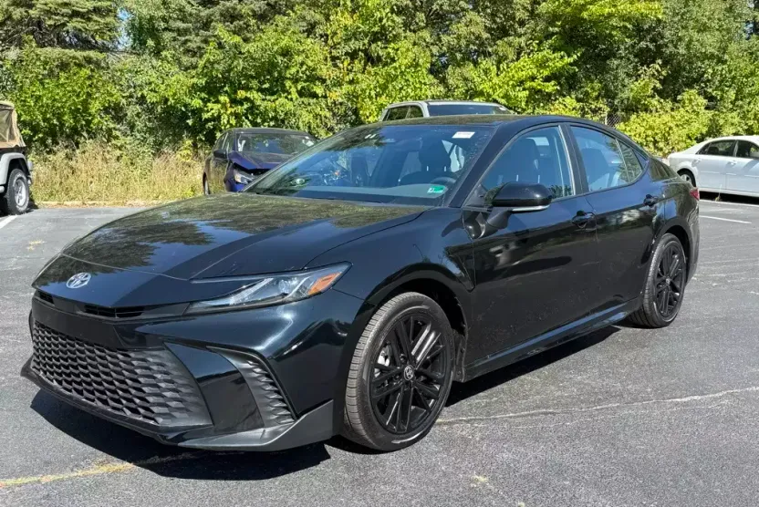 2025 Toyota Camry SE photo 1