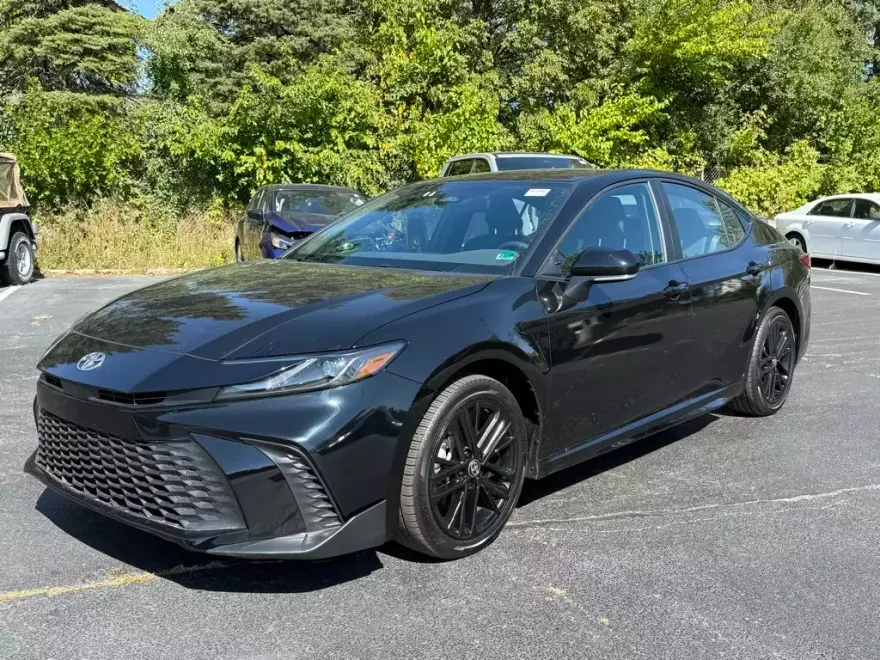 2025 Toyota Camry SE photo 1