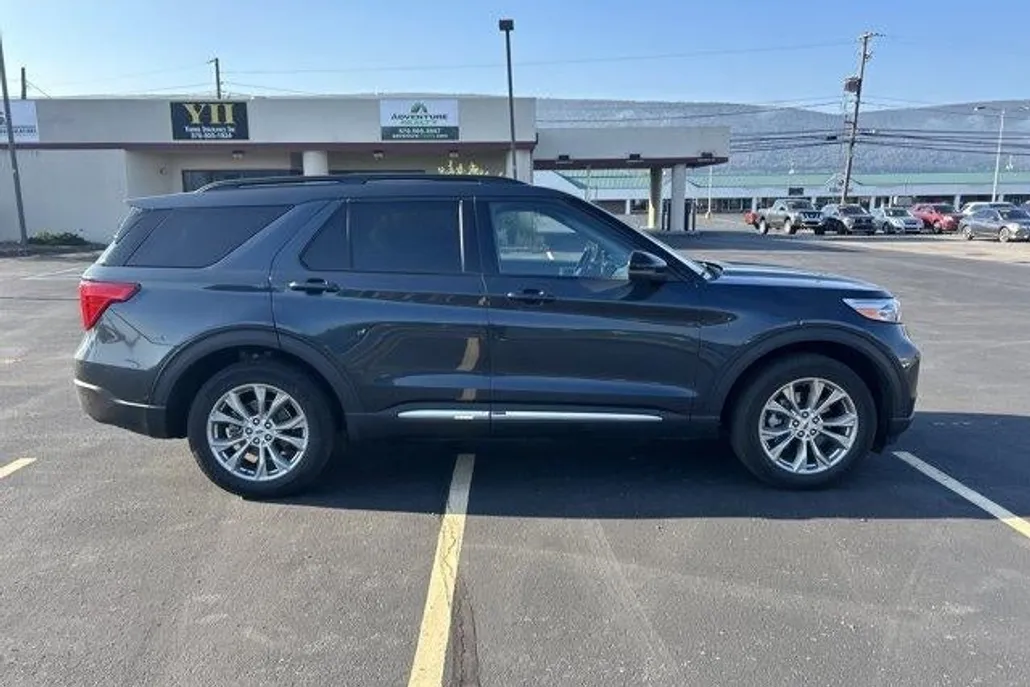 2023 Ford Explorer XLT photo 1