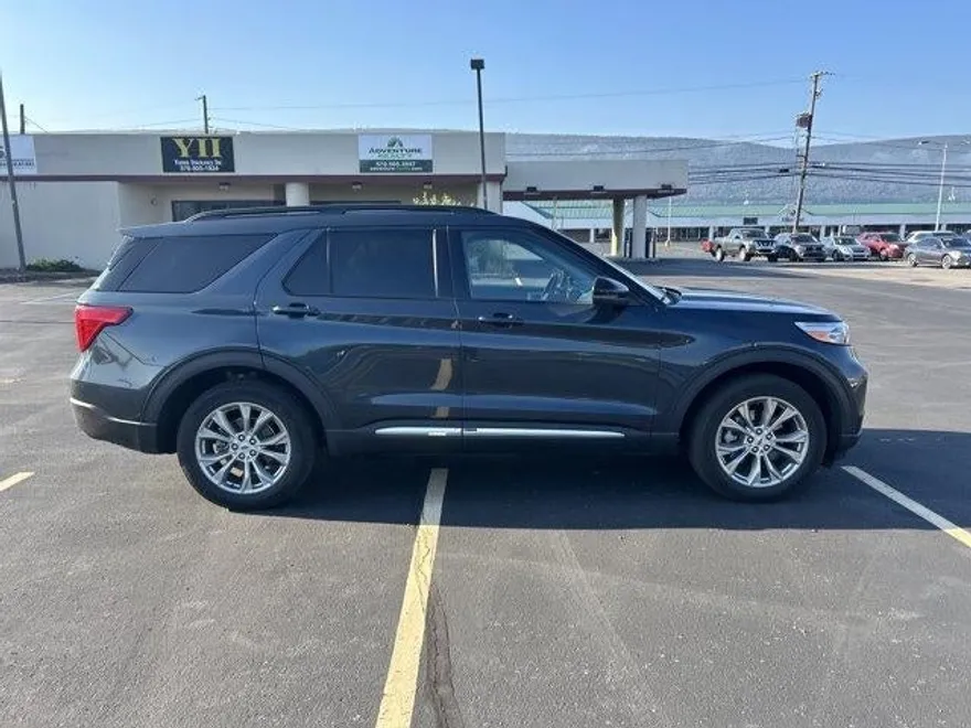 2023 Ford Explorer XLT photo 1