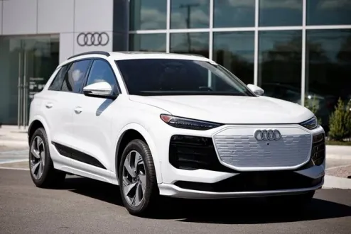 2025 Audi e-tron Premium Plus photo 2