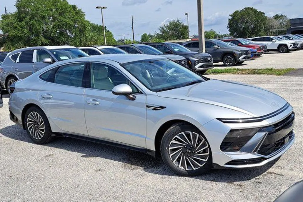 2025 Hyundai Sonata Hybrid SEL photo 1
