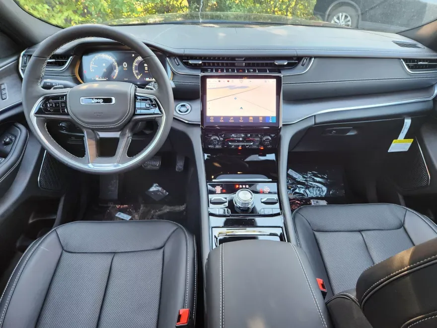 2025 Jeep Grand Cherokee Overland photo 1