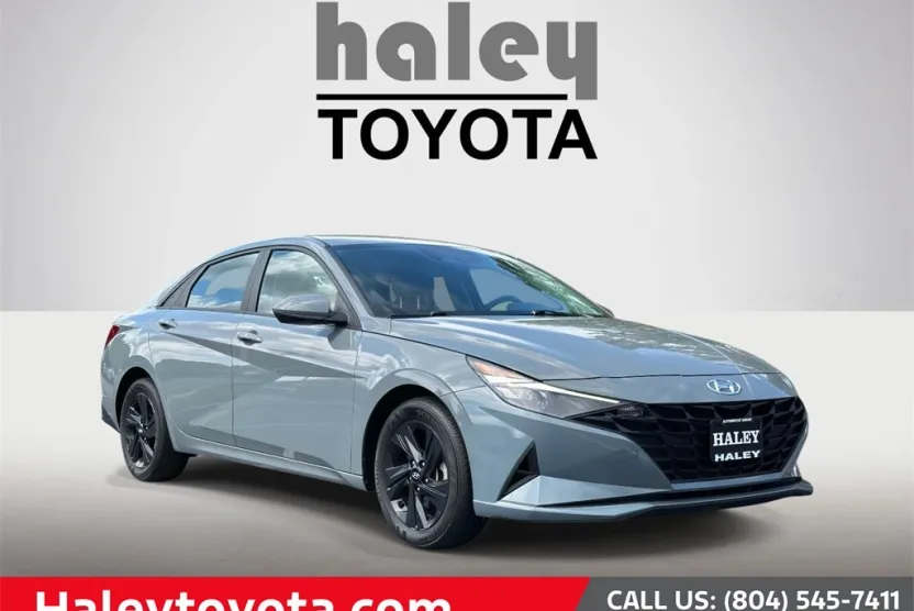 2022 Hyundai Elantra SEL photo 1