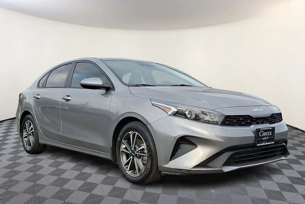 2023 Kia Forte LXS photo 1