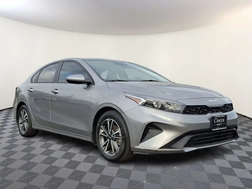 2023 Kia Forte LXS photo 1