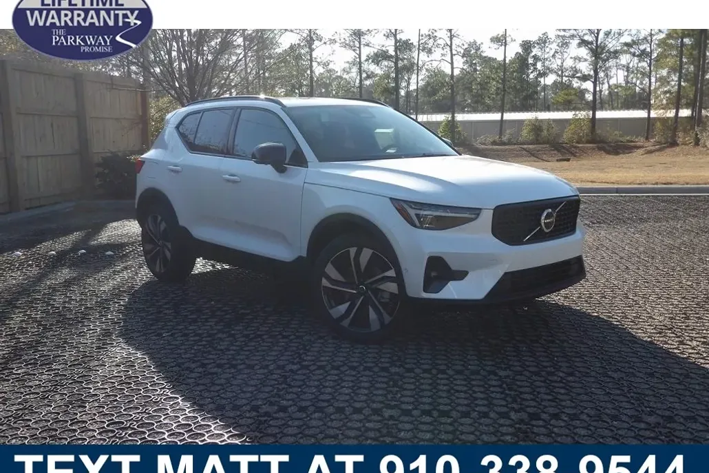 2025 Volvo XC40 Plus photo 1