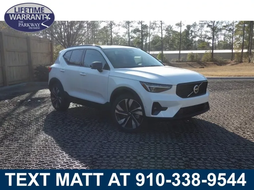 2025 Volvo XC40 Plus photo 1