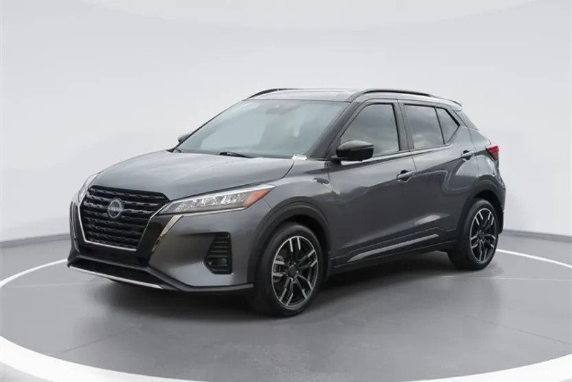 2023 Nissan Kicks SR photo 1