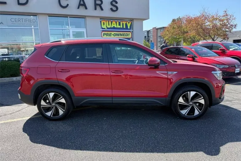 2024 Volkswagen Taos SE photo 1