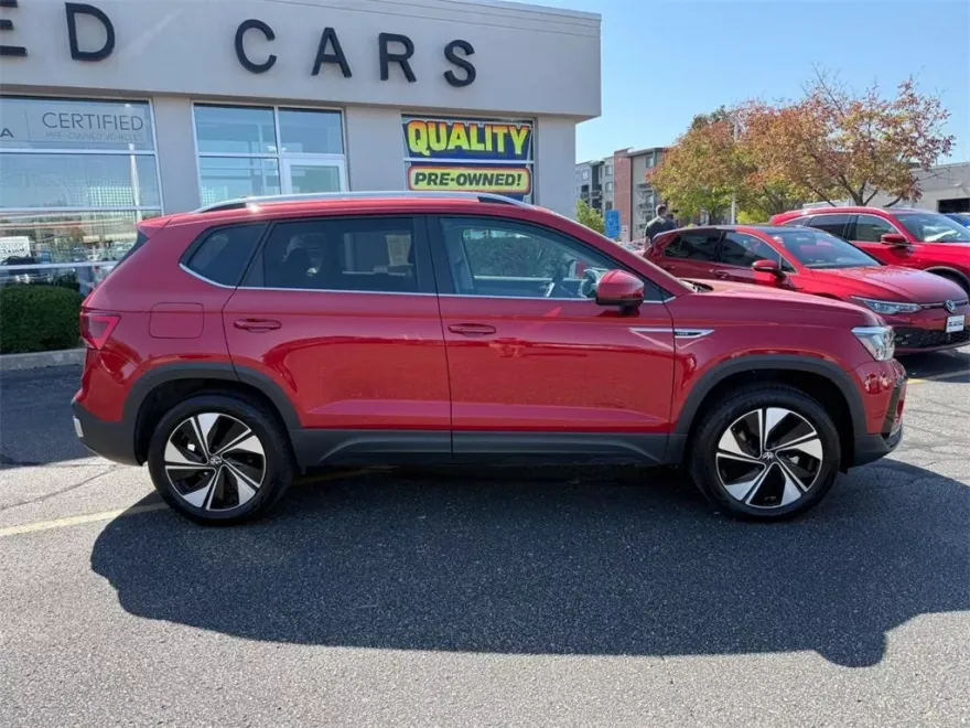 2024 Volkswagen Taos SE photo 1