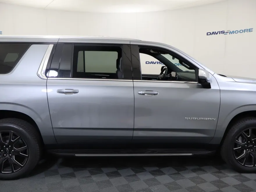2025 Chevrolet Suburban Premier photo 1